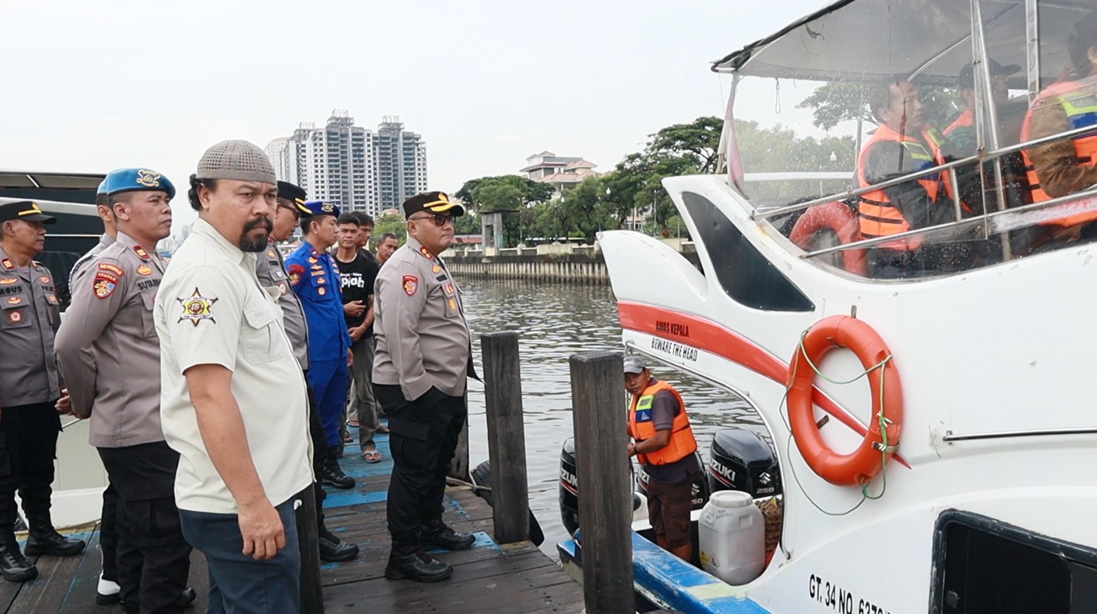 Kapolres Kepulauan Seribu Cek Kapal dan Berikan Imbauan Keselamatan kepada Pemudik di Dermaga 16 Marina Ancol