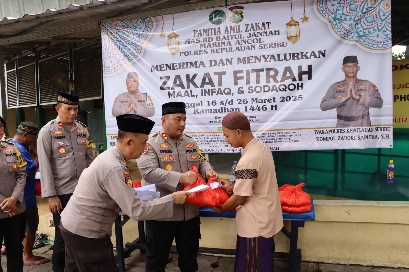 Kapolres Kepulauan Seribu AKBP Ajie Lukman Hidayat Salurkan Zakat kepada Warga
