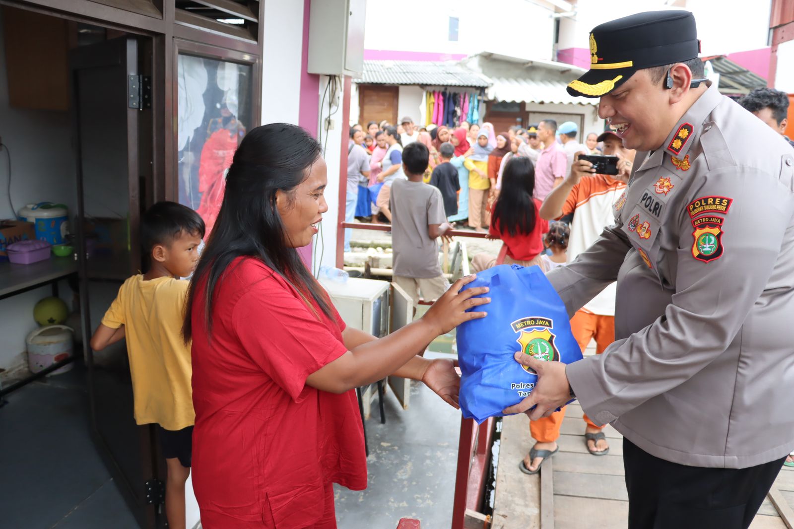 Bakti Sosial Ramadan Berkah Kapolres Bagikan Sembako di Muara Angke