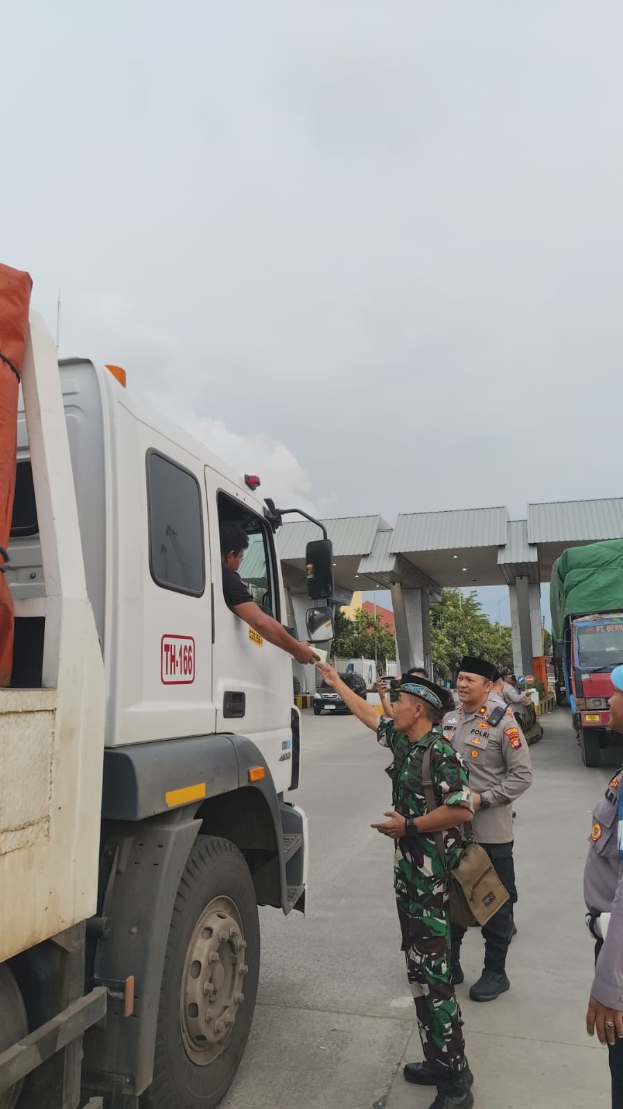 Sinergitas TNI – Polri Berbagi Kebahagian Bagikan Makanan Buka Puasa Kepada Sopir dan Buruh