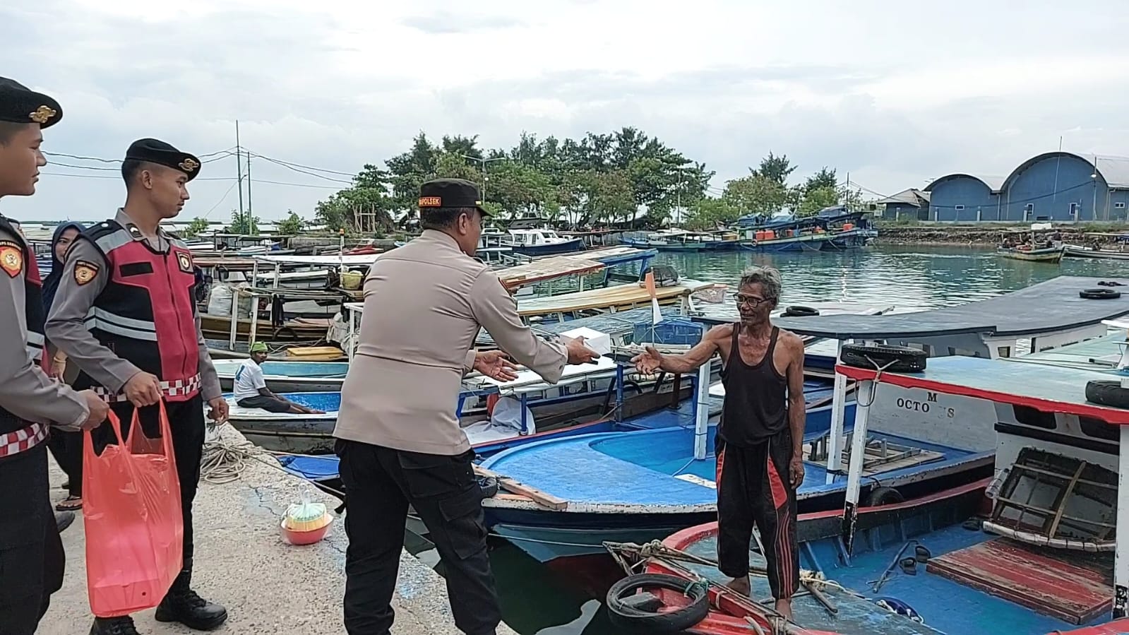 Polsek Kepulauan Seribu Selatan Bagikan Takjil untuk Nelayan di Pulau Tidung, Sampaikan Pesan Kamtibmas