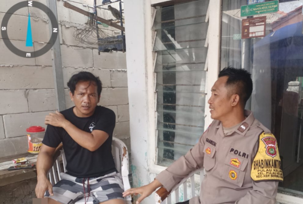 Bhabinkamtibmas Pulau Kelapa Sambang Warga, Ajak Warga Jaga Kamtibmas dan Jauhi Judi Online