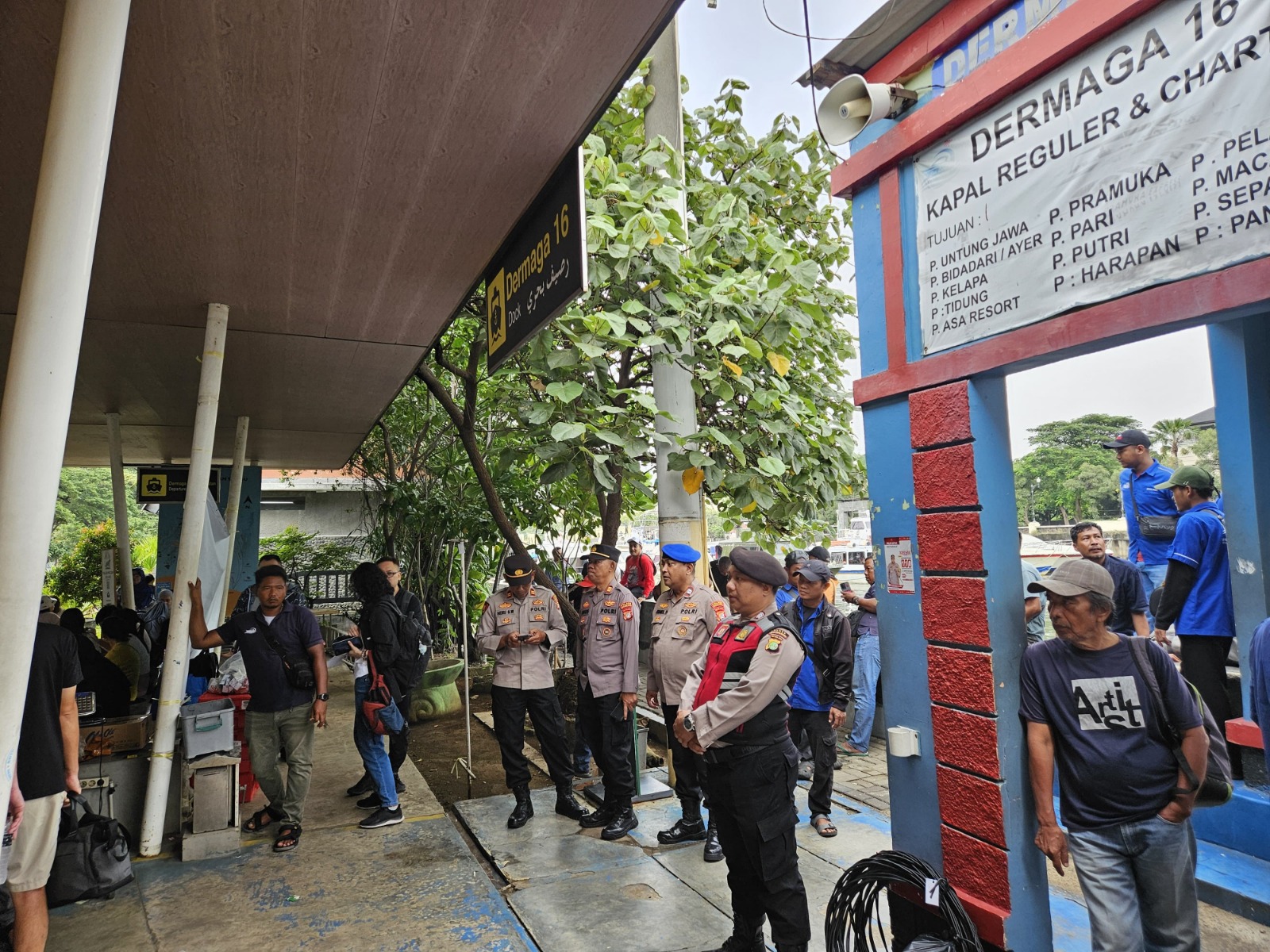 Samapta Polres Kepulauan Seribu Bersama TNI Amankan Keberangkatan Wisatawan di Dermaga Marina Ancol