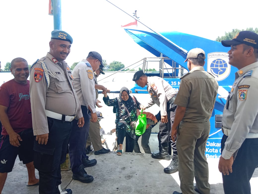 Polsek Kepulauan Seribu Utara Bantu Penumpang di Dermaga Pulau Kelapa