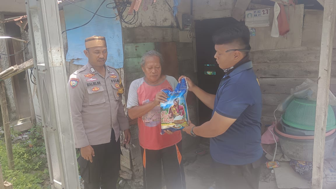 Bhabinkamtibmas Pulau Sabira Berikan Bantuan Beras kepada Warga Kurang Mampu