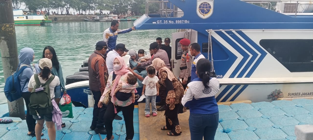 Pos Pengamanan Lebaran 2025 di Pulau Pari Bantu Penumpang Turun dari Kapal, Wujud Polisi Humanis