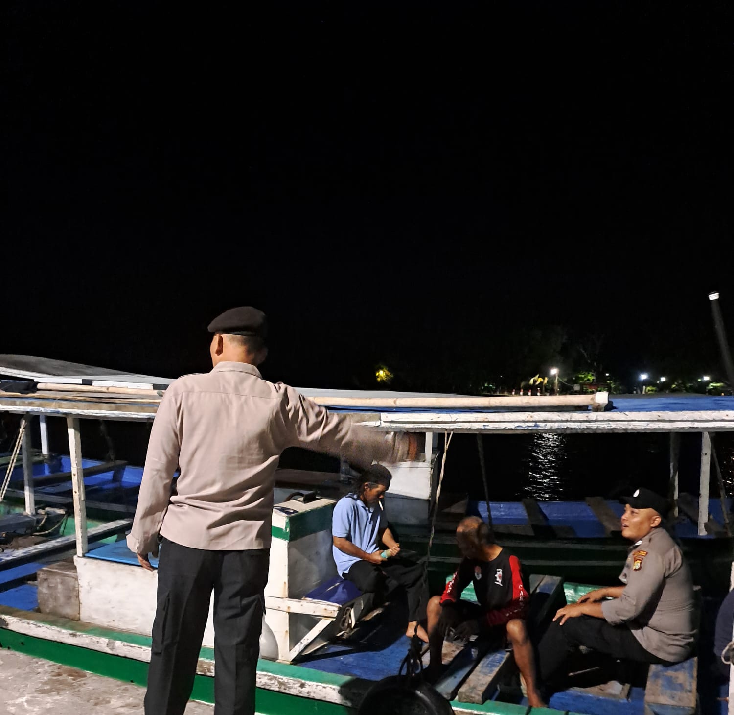 Polsek Kepulauan Seribu Utara Patroli Malam Ajak Warga Hindari Judi Online dan Perkelahian