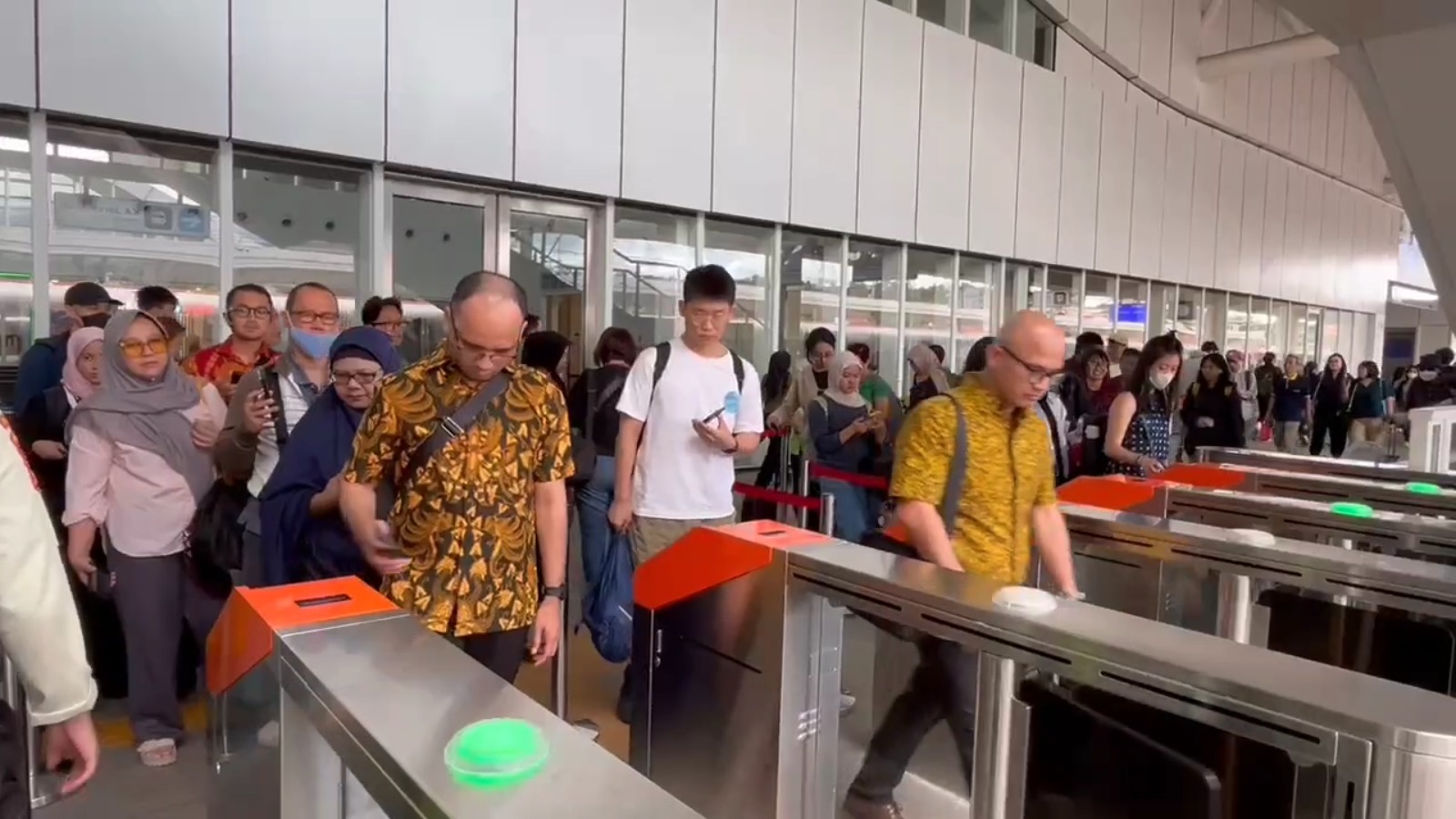 Penumpang Whoosh Tembus 23.500 di Puncak Arus Balik, Lonjakan Masih Terjadi