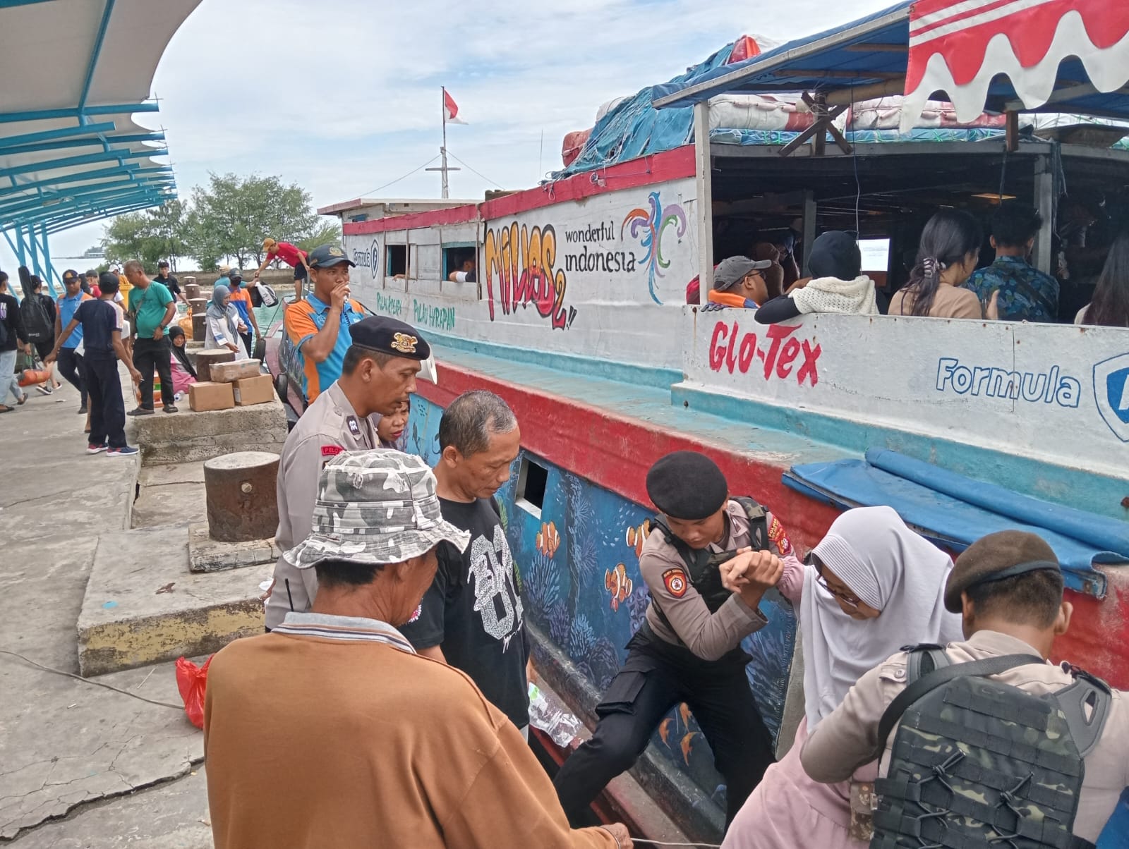 Polsek Kepulauan Seribu Utara Bantu Penumpang di Dermaga Pulau Kelapa, Cegah Masuknya Narkoba dan Miras