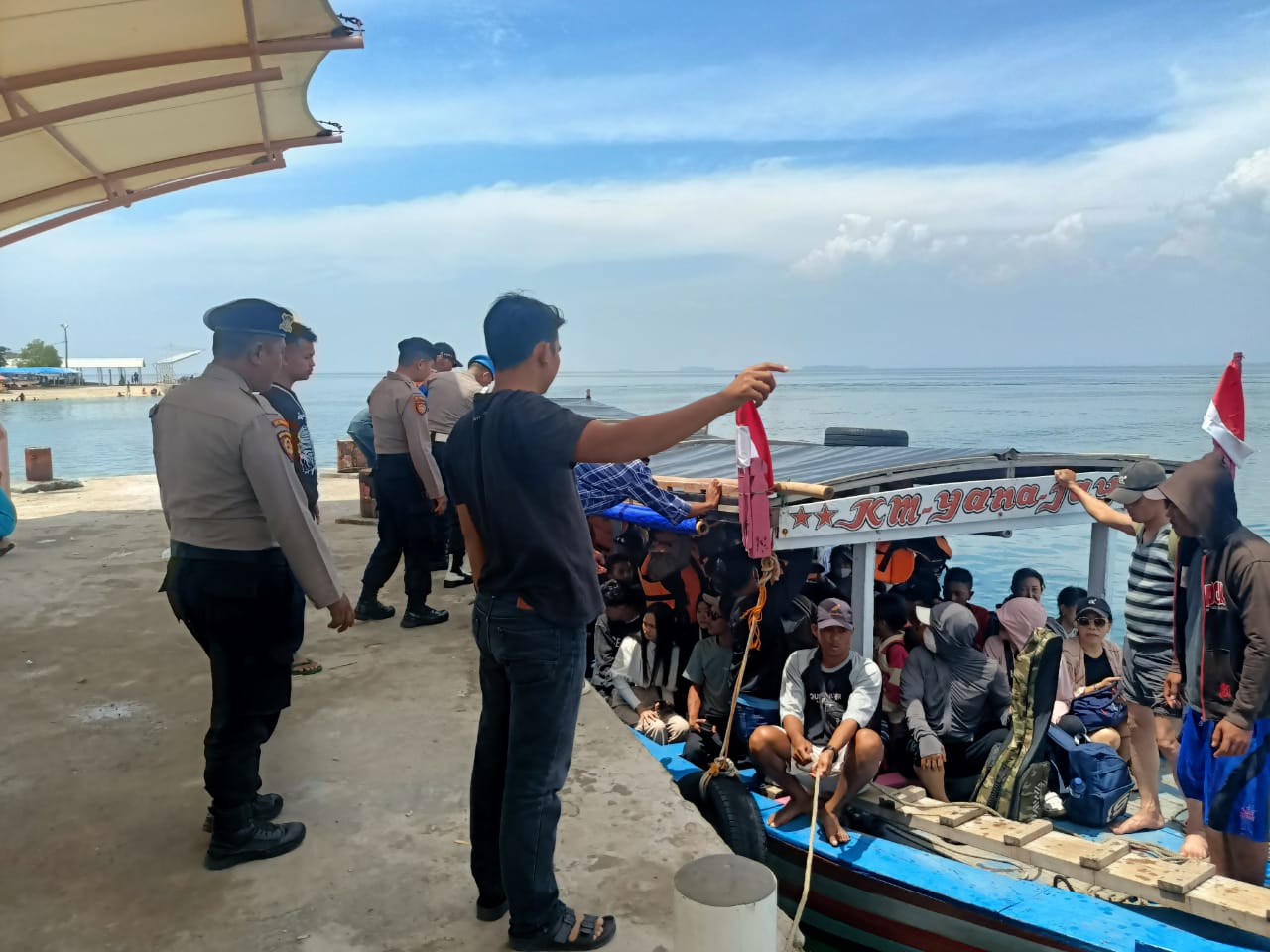 Anggota Pospam Lebaran 2025 Pulau Untung Jawa Himbau Wisatawan Jaga Keselamatan dan Barang Bawaan