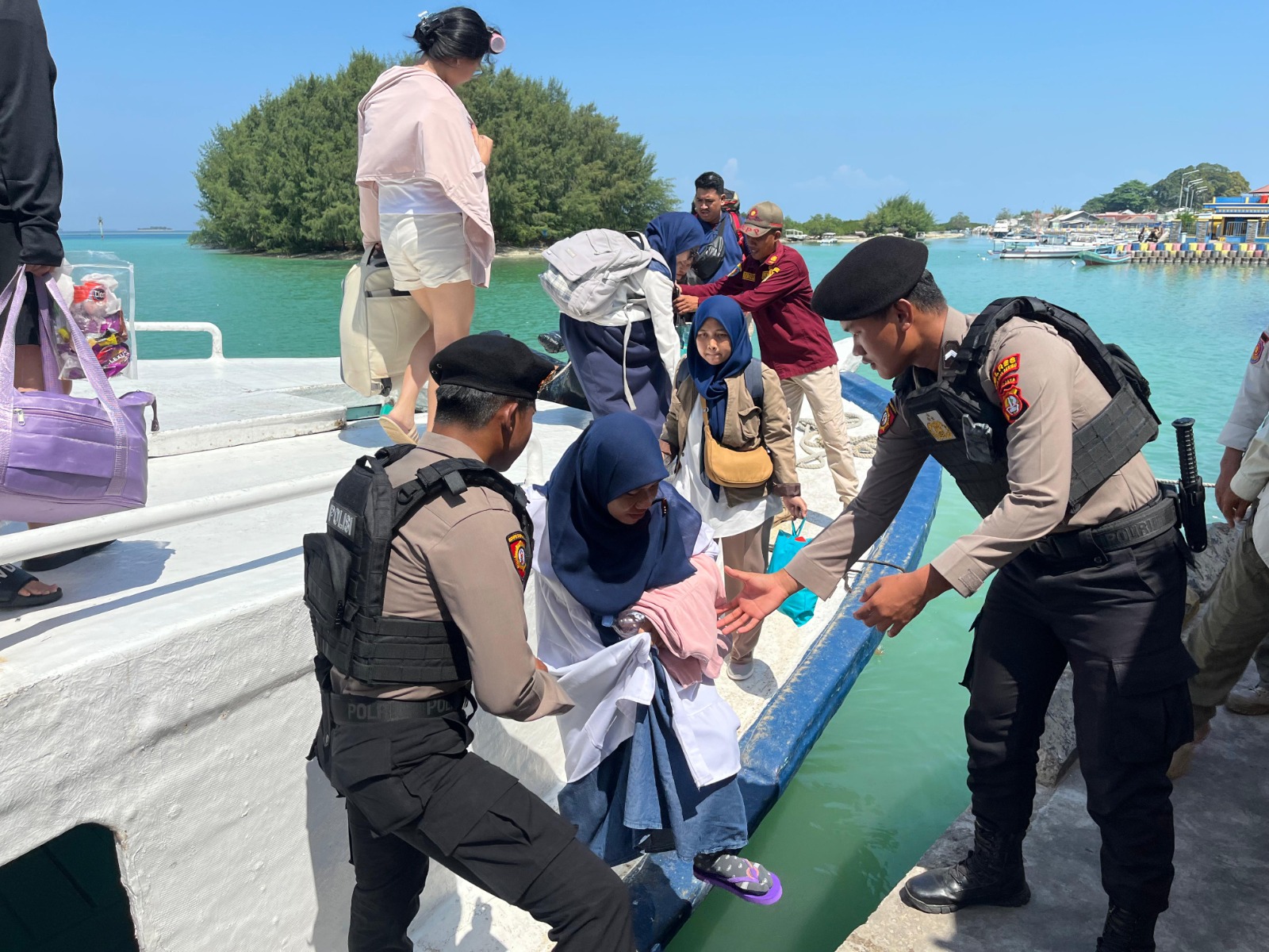 Polisi Bantu Penumpang di Dermaga, Cegah Sajam dan Narkoba Masuk Pulau Seribu