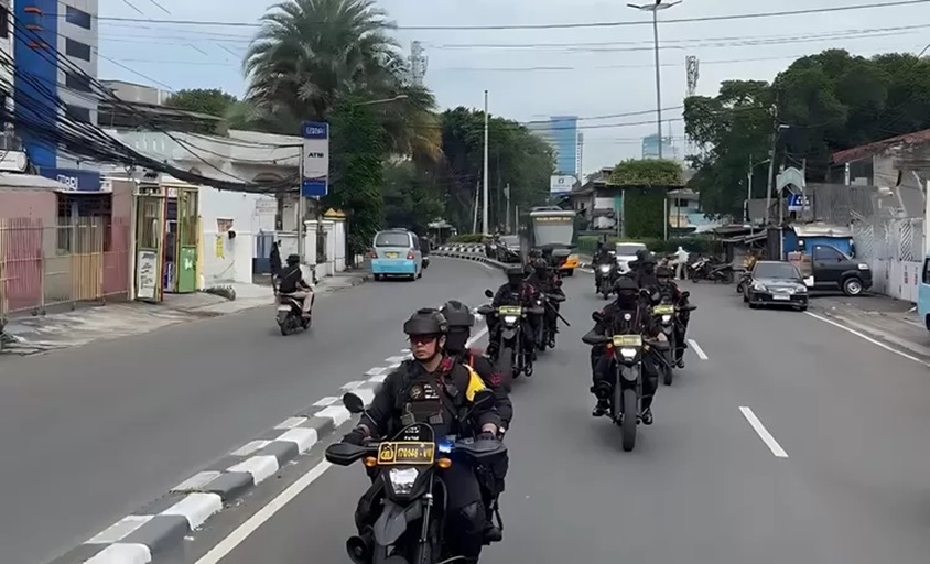 Operasi Berantas Jaya 2025: Satuan Brimob Polda Metro Jaya Gelar Patroli Skala Besar Sasar Premanisme dan Pemerasan di Jakarta