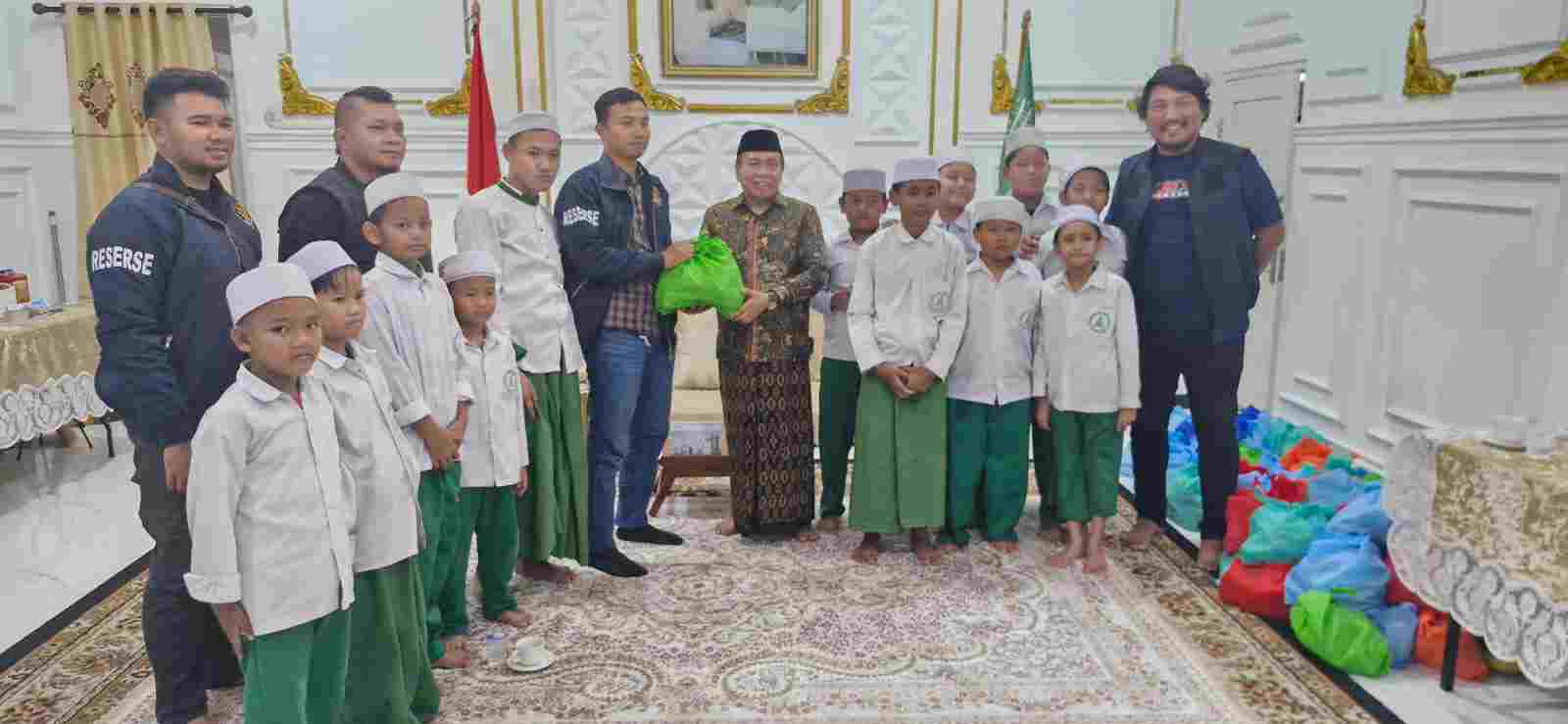 Jumat Berkah, Satreskrim Polres Pelabuhan Tanjung Priok Berbagi Kebahagiaan di Pondok Pesantren Al Misbah