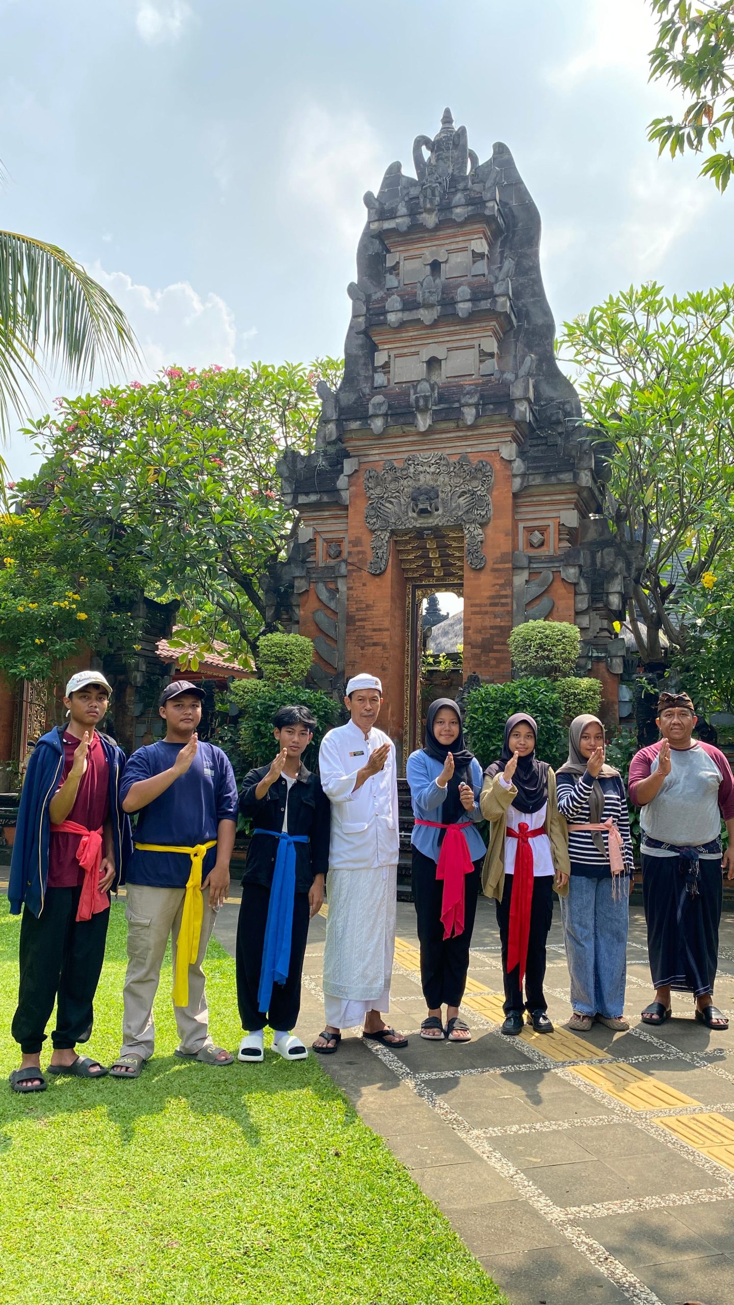 Rumah Moderasi, Siswa-Siswi SMPN 52 Kota Bekasi Kunjungi Pura Agung Tirta Bhuana