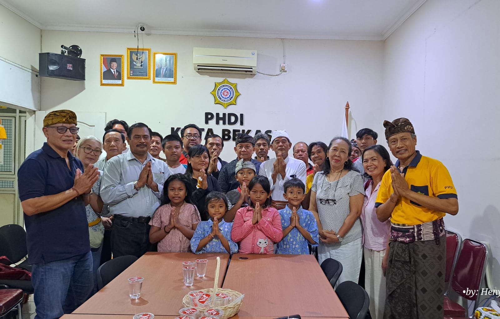 PHDI Jabar Salurkan 100 Paket Sembako untuk Umat Hindu Terdampak Banjir di Kota Bekasi