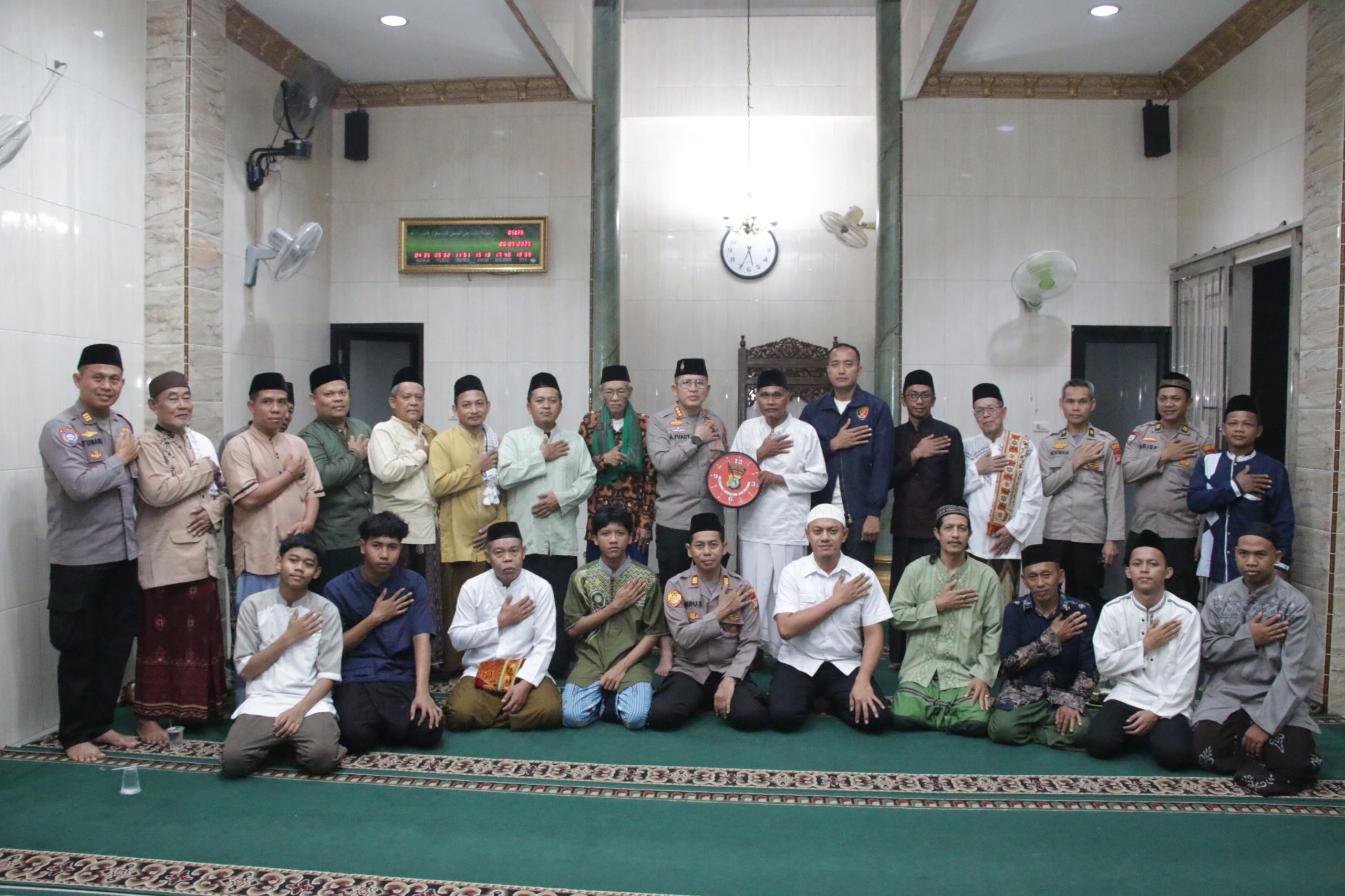 Kapolres Metro Jakarta Utara Gelar Sholat Subuh Berjamaah di Masjid Baiturrahman Teluk Gong