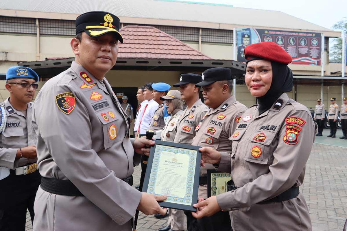 "Kapolres Tanjung Priok Pimpin Upacara Kenaikan Pangkat dan Penghargaan: Apresiasi untuk Pengabdian dan Sinergi dengan Masyarakat"