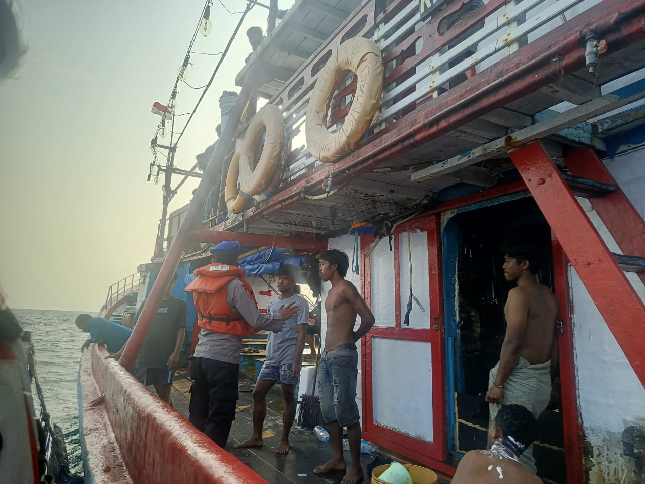 Sambangi Nelayan, Satpolairud Polres Kepulauan Seribu Imbau Gunakan Life Jacket dan APAR saat Patroli Laut