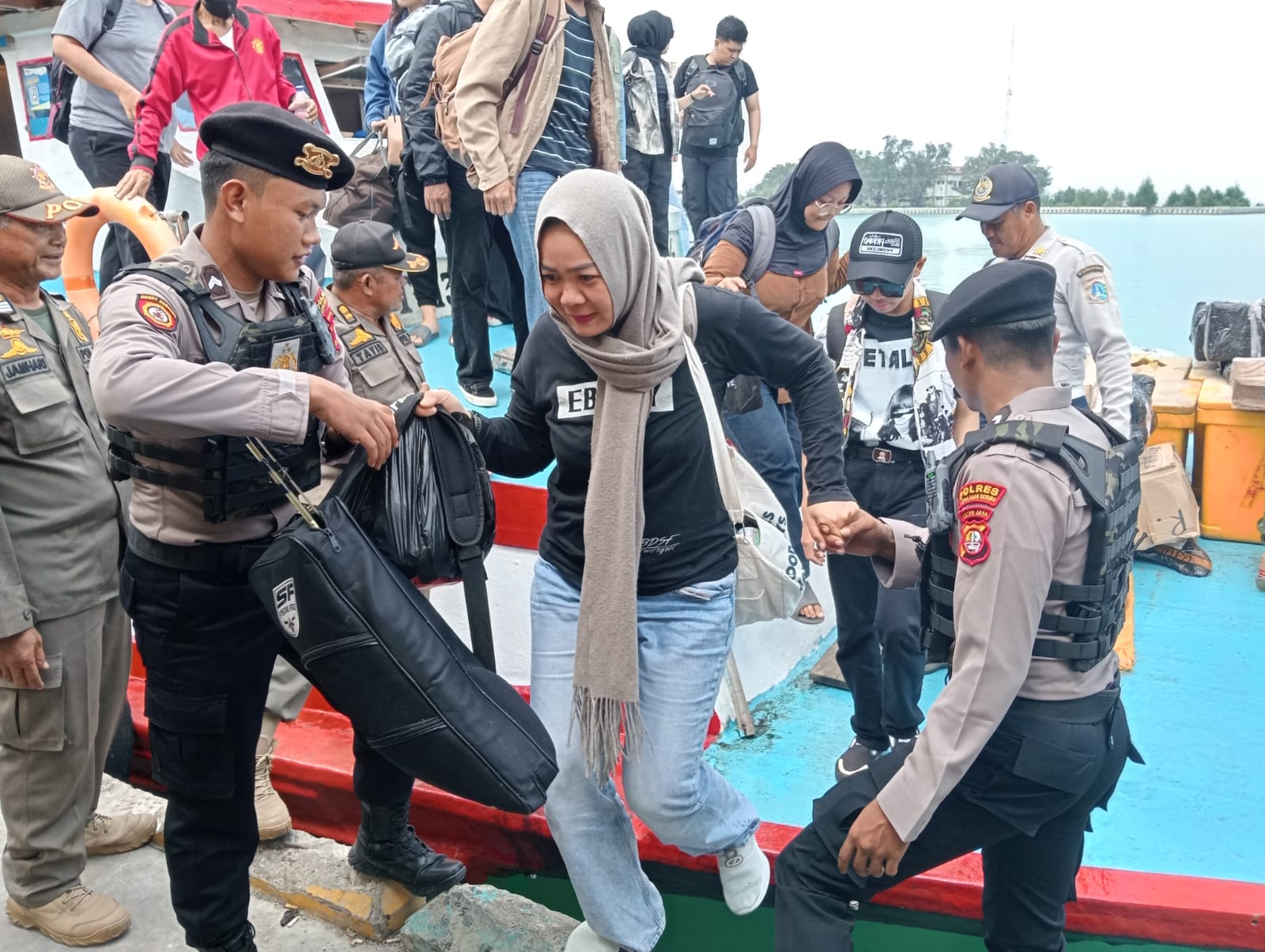 Polisi Baik Polsek Kepulauan Seribu Utara Bantu Penumpang Turun dari Kapal, Wujudkan Pengamanan Humanis di Dermaga