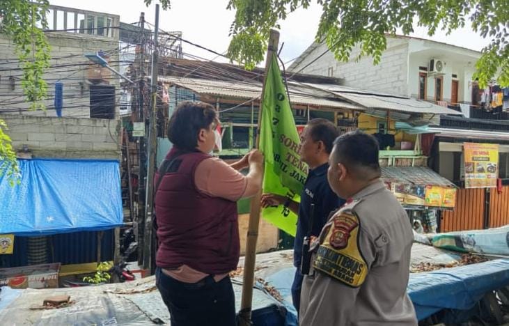 Polsek Metro Tanah Abang Tertibkan Bendera Ormas Ilegal, Cegah Premanisme di Ruang Publik