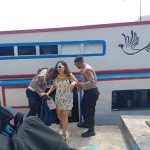 Bantu Penumpang Turun dari Kapal, Polsek Kepulauan Seribu Utara Laksanakan Pengamanan Dermaga dengan Humanis