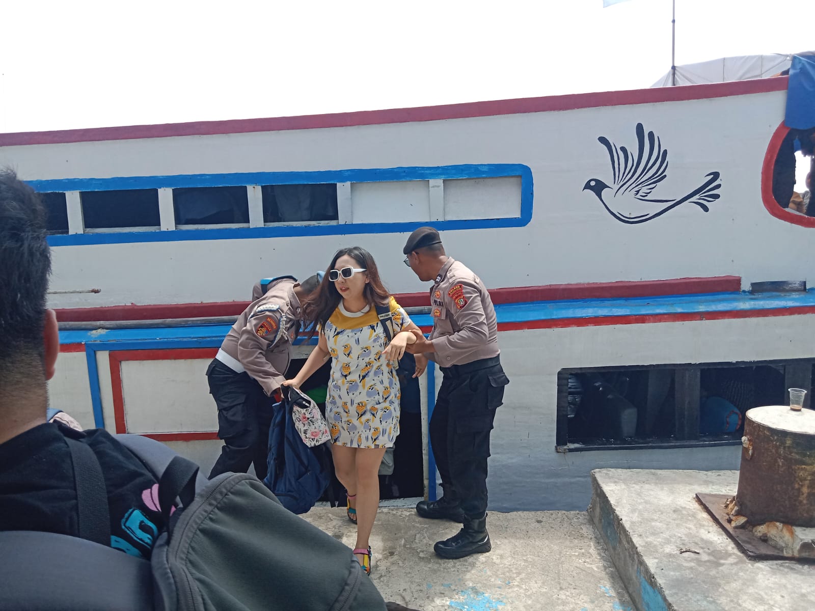 Bantu Penumpang Turun dari Kapal, Polsek Kepulauan Seribu Utara Laksanakan Pengamanan Dermaga dengan Humanis