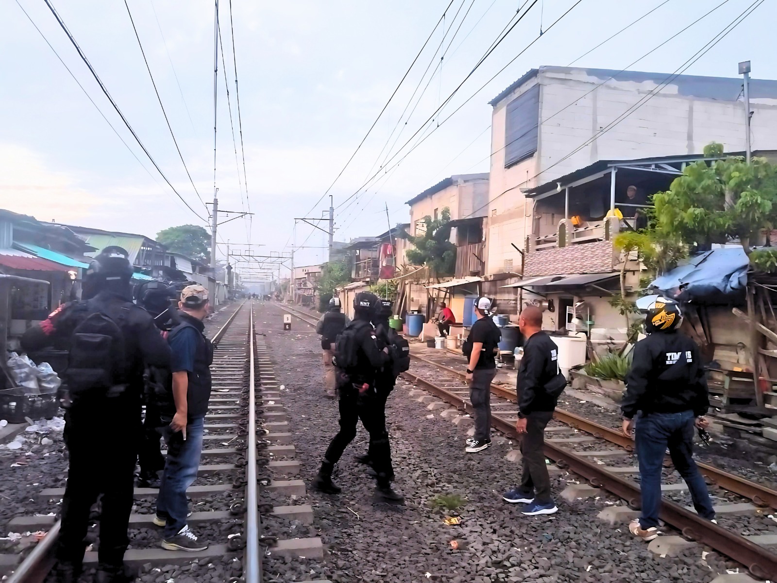 Brimob Polda Metro Jaya Dan Polres Metro Jakarta Utara Gelar Patroli Gabungan Ungkap Peredaran Narkoba dan Tawuran