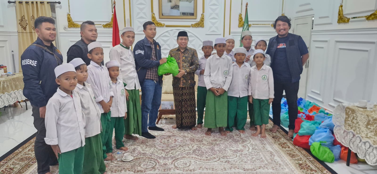Jumat Berkah, Satreskrim Polres Pelabuhan Tanjung Priok Berbagi Kebahagiaan di Pondok Pesantren Al Misbah