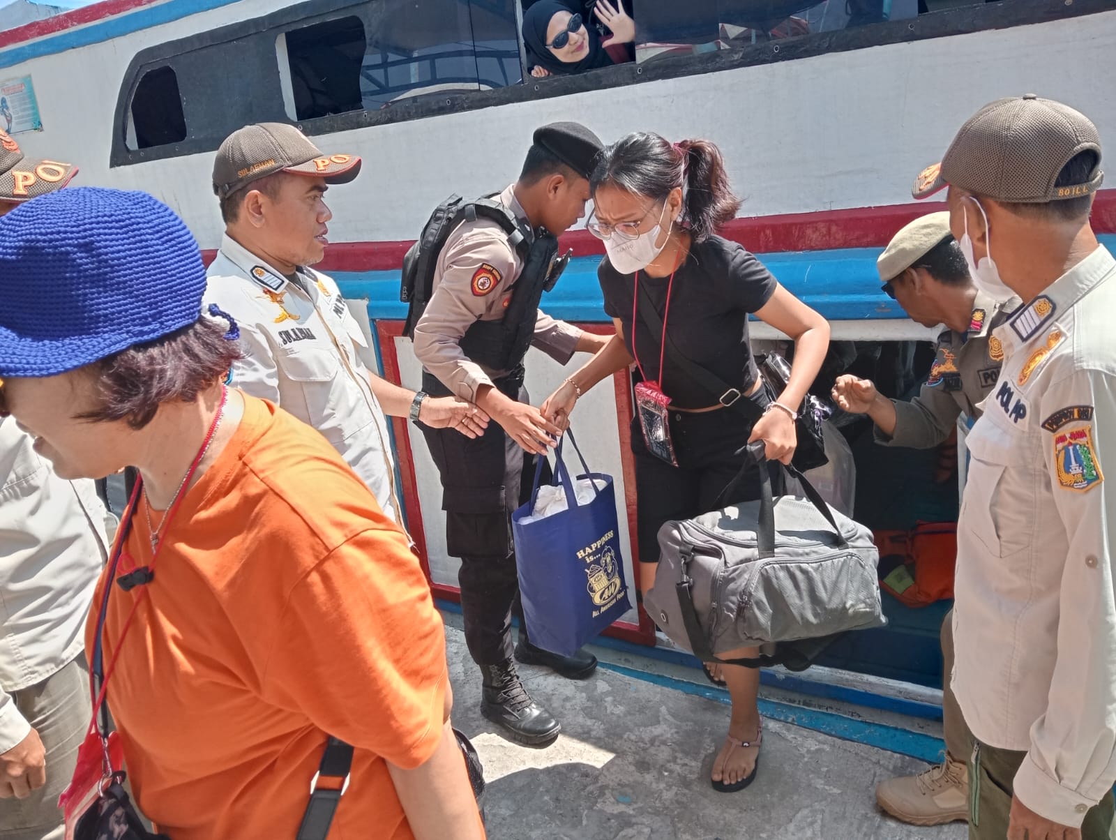 Polisi Baik Polsek Kepulauan Seribu Utara Bantu Penumpang di Dermaga, Wujudkan Wisata Aman dan Nyaman