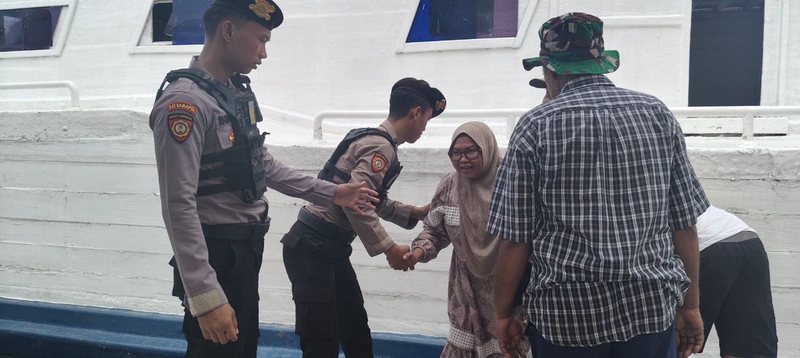Polisi Humanis Polsek Kepulauan Seribu Utara Bantu Penumpang di Dermaga, Ciptakan Rasa Aman dan Nyaman