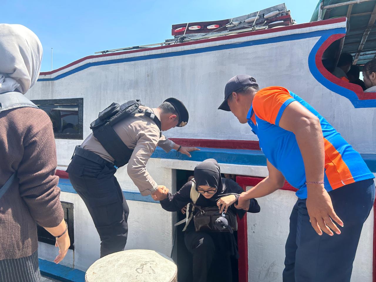 Polsek Kepulauan Seribu Utara Bantu Penumpang Turun dari Kapal, Wujudkan Pengamanan Humanis di Dermaga