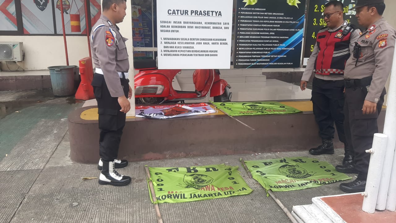 Polsek Koja Tertibkan Simbol Ormas dalam Patroli Operasi Berantas Jaya 2025