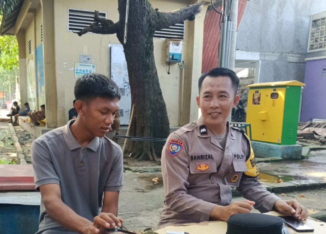 Bhabinkamtibmas Pulau Kelapa Sambang Tokoh Masyarakat, Bahas Premanisme dan Judi Online