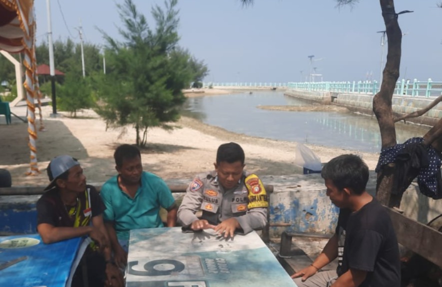 Bhabinkamtibmas Pulau Lancang Sambangi Warga, Ajak Waspada Cuaca dan Cegah Hoaks