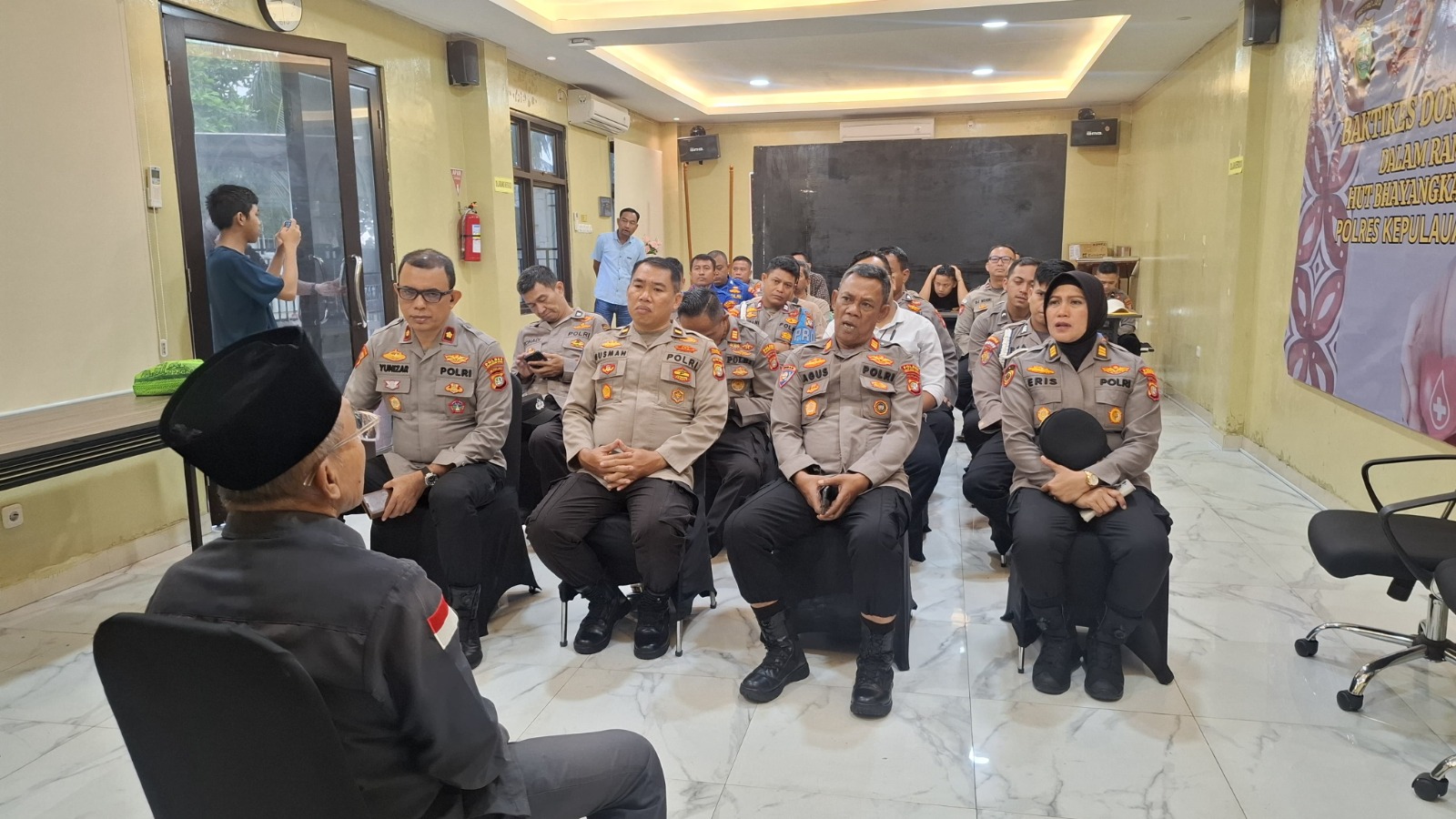 Polres Kepulauan Seribu Gelar Pembinaan Rohani dan Mental, Tanamkan Nilai Syukur dan Makna Kekayaan Menurut Al-Qur’an