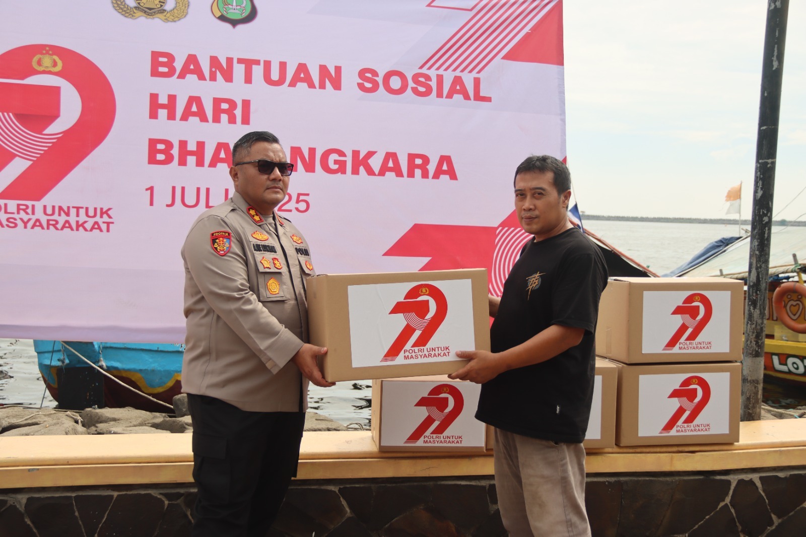 Polres Kepulauan Seribu Salurkan 250 Paket Bansos dalam Rangka HUT Bhayangkara ke-79