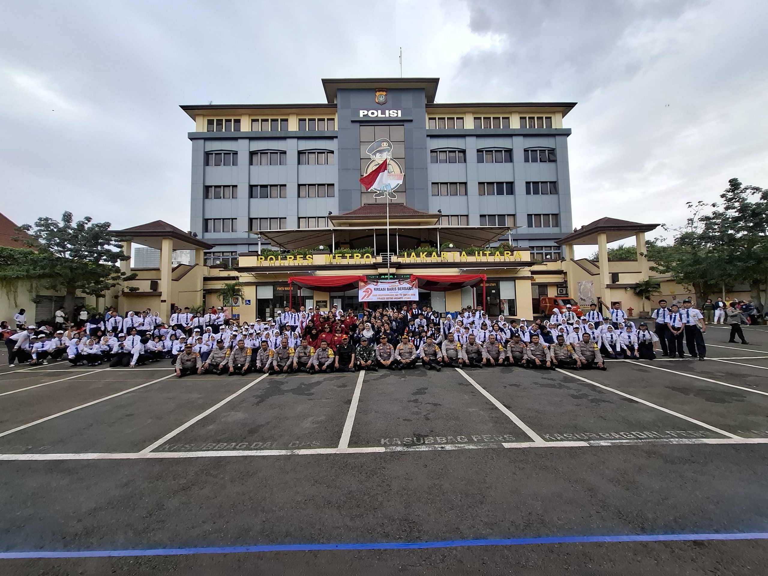 Sambut Hari Bhayangkara ke-79, Polres Metro Jakarta Utara Gelar Lomba Baris-Berbaris untuk Pelajar SMP