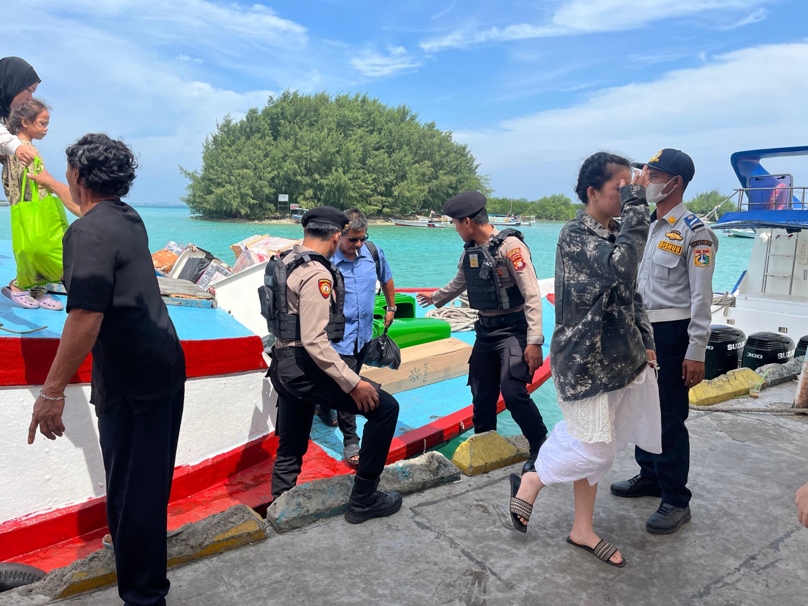 Cegah Premanisme dan Judi Online, Bhabinkamtibmas Pulau Kelapa Sambangi Warga dan Tokoh Masyarakat