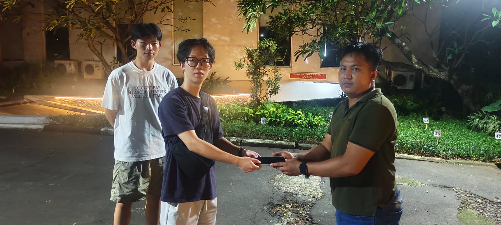 Respons Cepat Polsek Grogol Petamburan Bantu WNA Temukan iPhone Hilang di Taksi Online