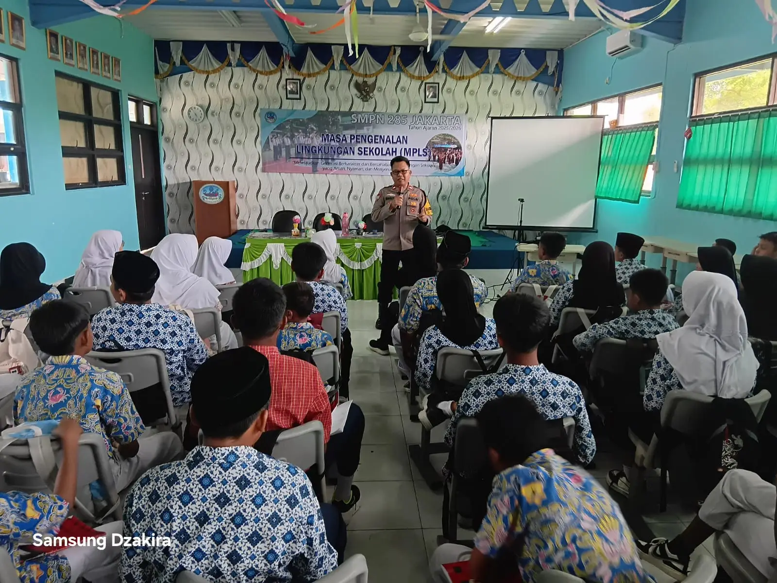Bhabinkamtibmas Pulau Untung Jawa Sosialisasikan Bahaya Bullying dan NAPZA kepada Siswa Baru SMPN 285