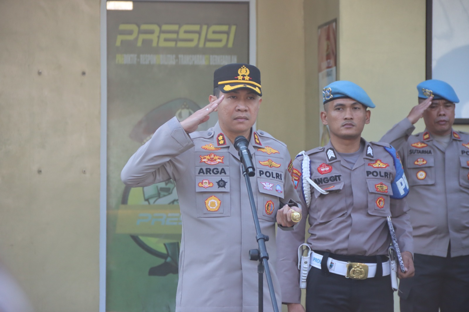 Kapolres Kepulauan Seribu Pimpin Apel Pagi, Tekankan Disiplin, Kepedulian, dan Pelayanan Prima