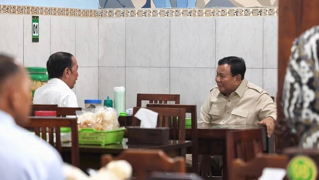Momen Jokowi dan Prabowo Makan Bakmi Jawa Bu Citro di Solo