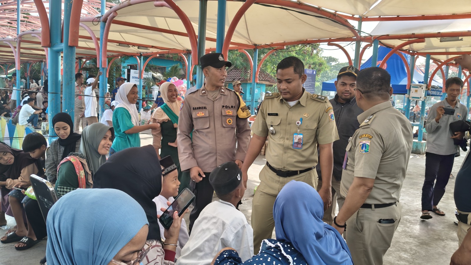 Bhabinkamtibmas Pulau Kelapa Hadiri Khitanan Massal, Pererat Kebersamaan dengan Warga