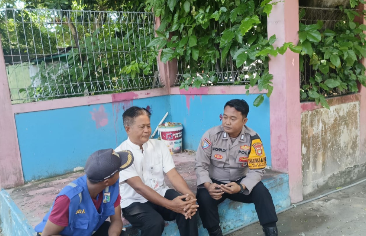 Bhabinkamtibmas Pulau Pari Sambang Tokoh Masyarakat, Ajak Jaga Keamanan dan Waspada Hoax