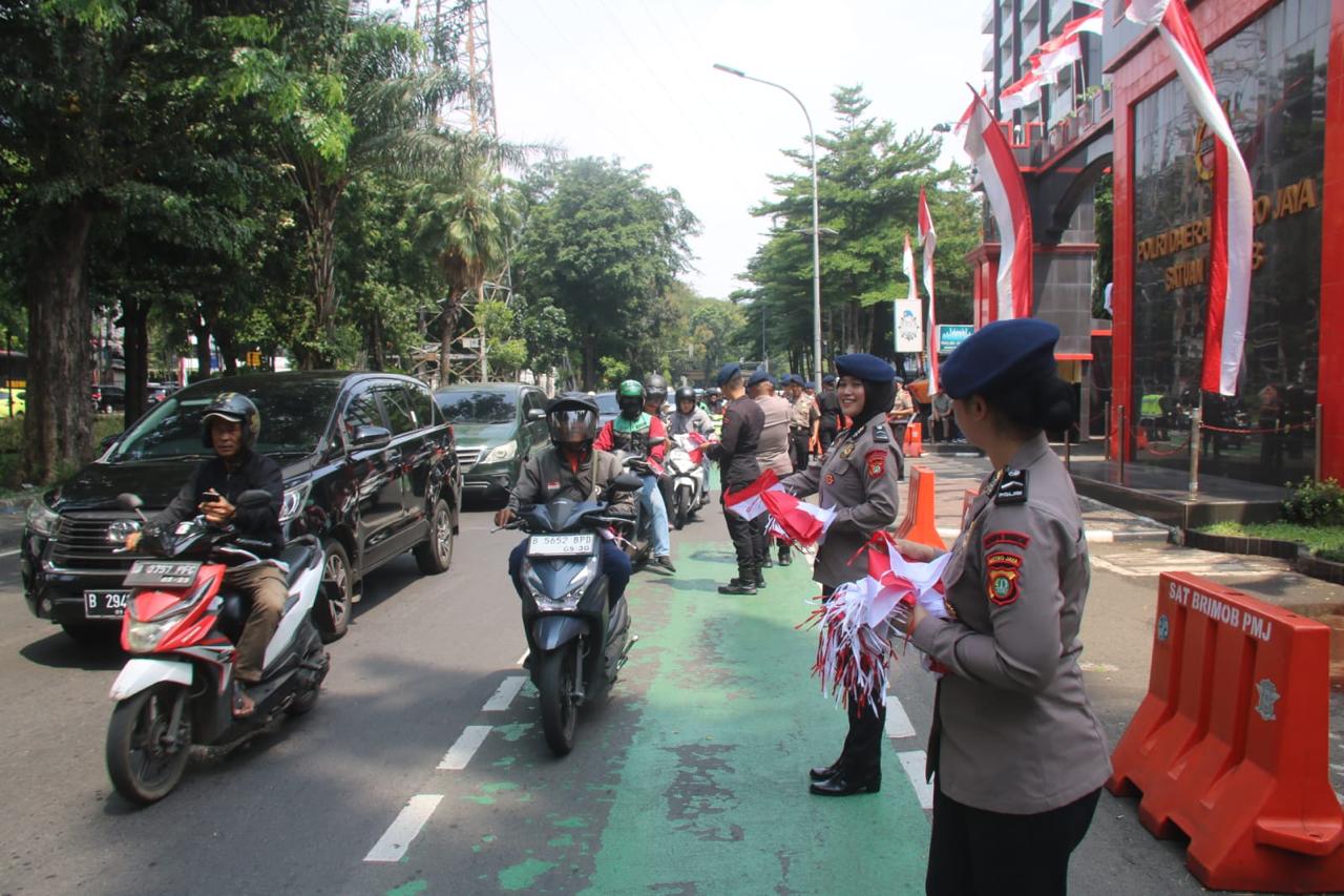 Brimob Metro Jaya Bagikan 5.000 Bendera Merah Putih kepada Warga Jakarta Jelang Hari Kemerdekaan RI