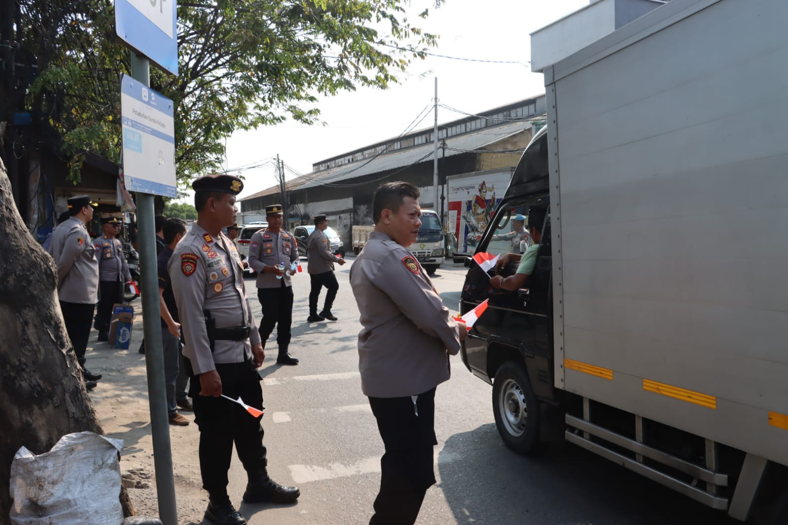 Kapolres Pelabuhan Tanjung Priok Bagikan Bendera Merah Putih, Ajak Masyarakat Kobarkan Semangat Nasionalisme