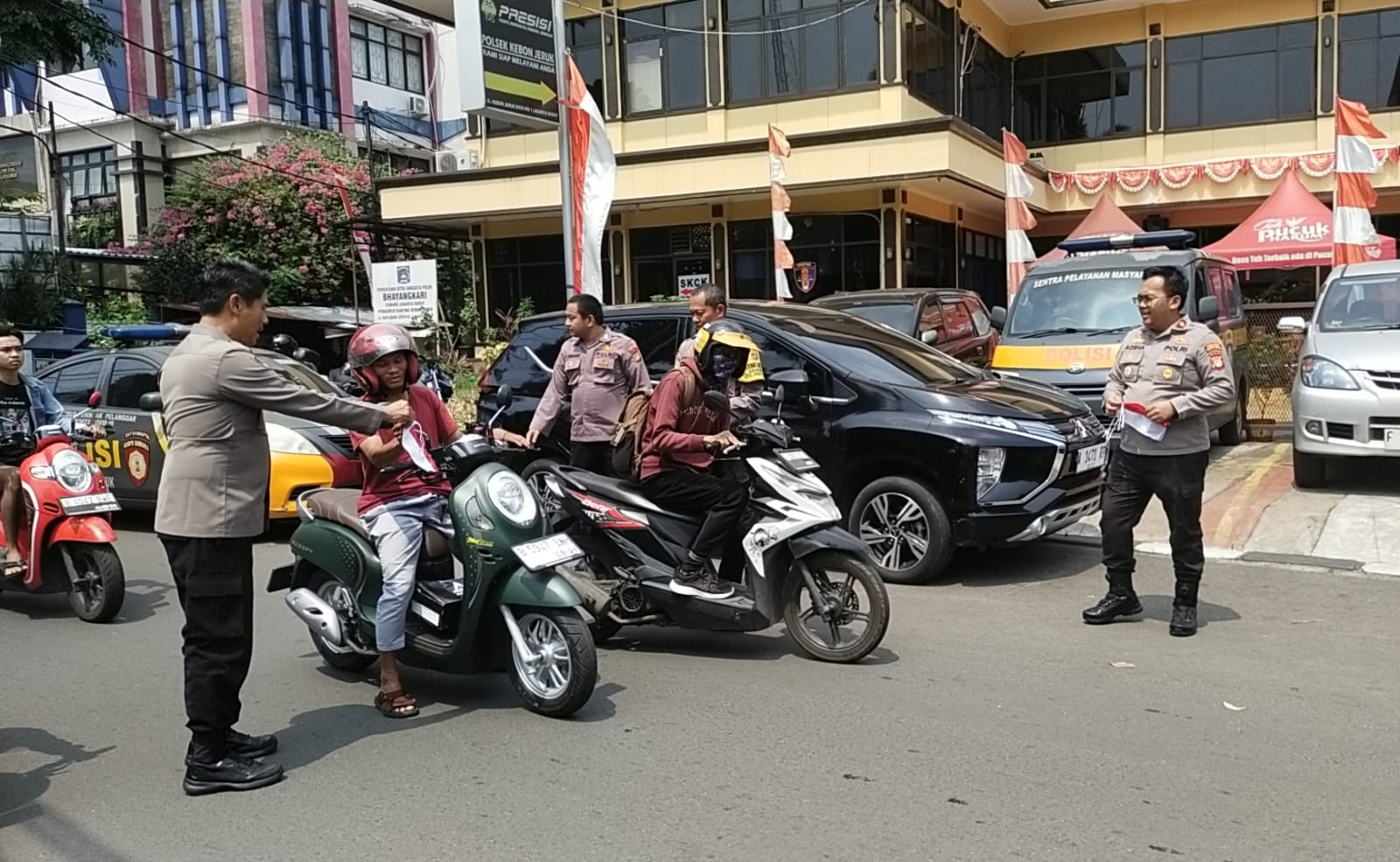 Semarakkan HUT Kemerdekaan RI ke-80, Kapolsek Kebon Jeruk Beserta Jajaran Bagikan Bendera Merah Putih kepada Warga dan Pengendara