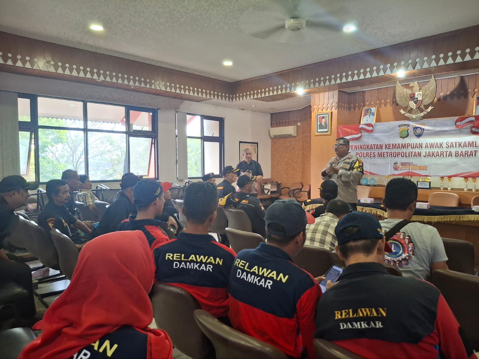 Kolaborasi Warga dan Polisi, Satkamling Palmerah Dibekali Pengetahuan dan Keterampilan Baru