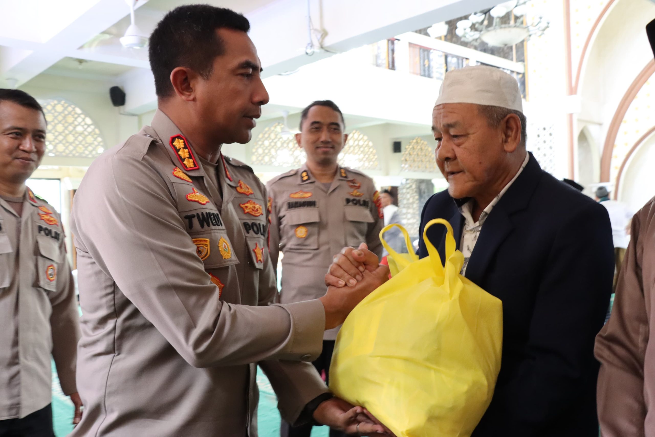 Kombes Pol Twedi Aditya Bennyahdi Sambangi Masjid Himawan At Taubah di Safari Jumat