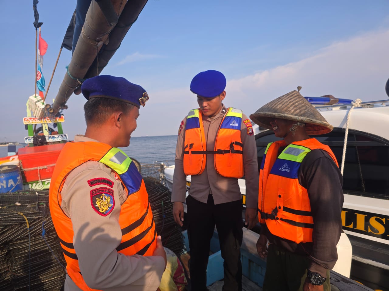 Satpolairud Polres Kepulauan Seribu Sambangi Nelayan, Ingatkan Keselamatan di Laut